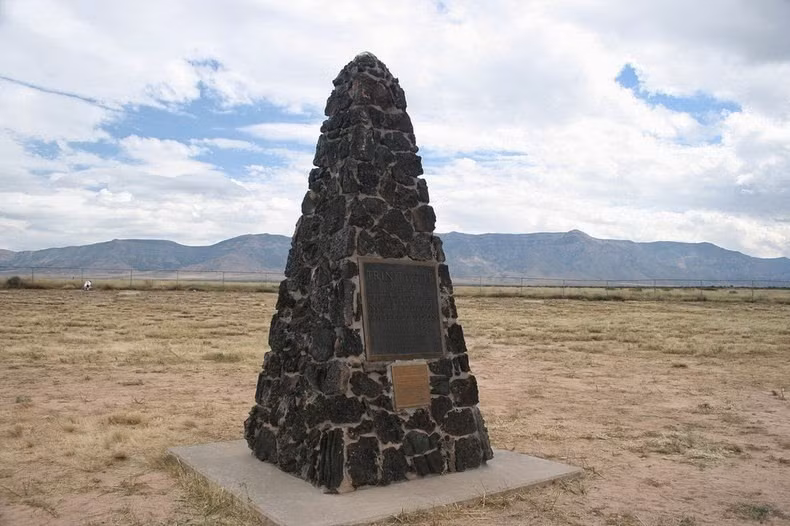 Mỗi lần như vậy, hàng ngàn người tới Alamogordo để xem nơi diễn ra cuộc thử nghiệm bom hạt nhân đầu tiên trong lịch sử trông như thế nào. Video: Mỹ rút khỏi hiệp ước hạt nhân INF với Nga (nguồn: VTC14)