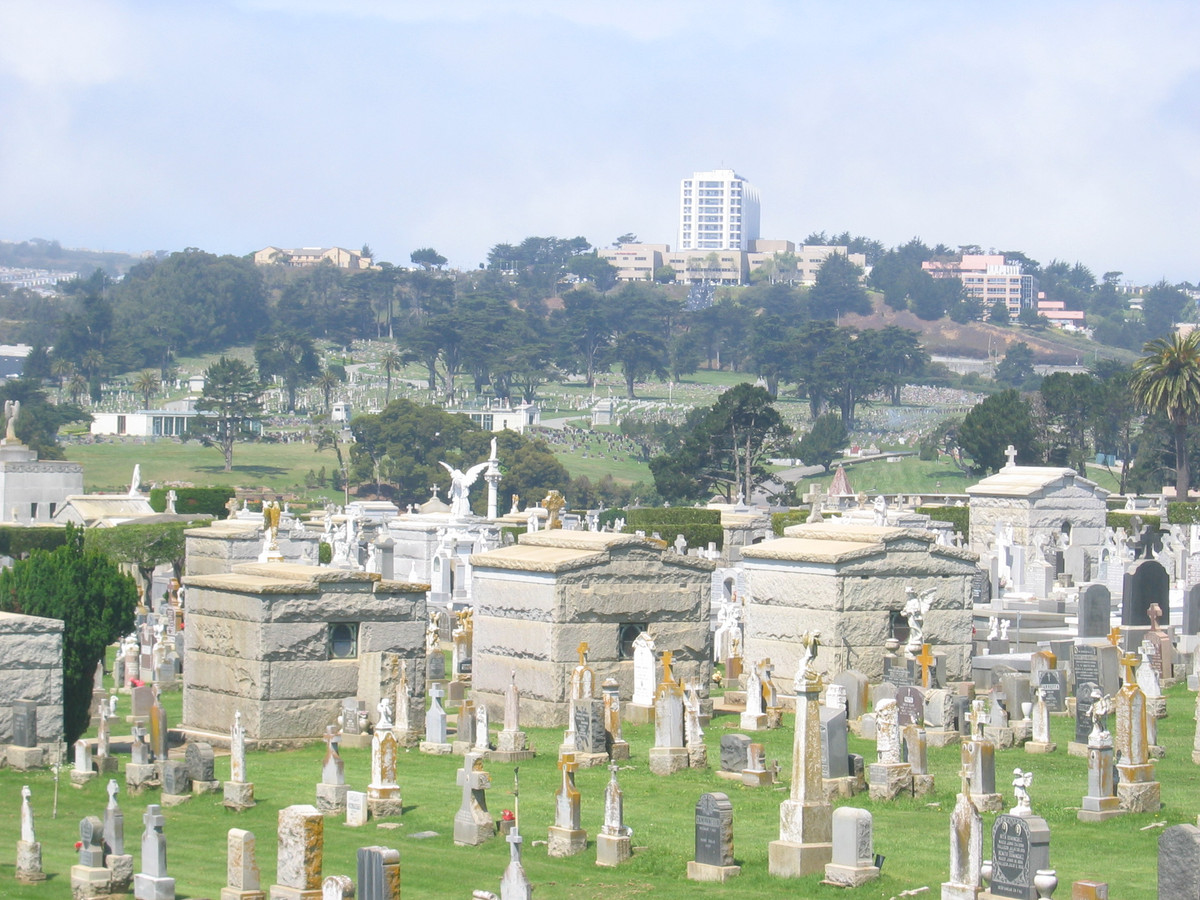 So với số người chết được chôn cất tại Colma, số người sinh sống ở thị trấn này khá khiêm tốn, chỉ khoảng 1.800 người.