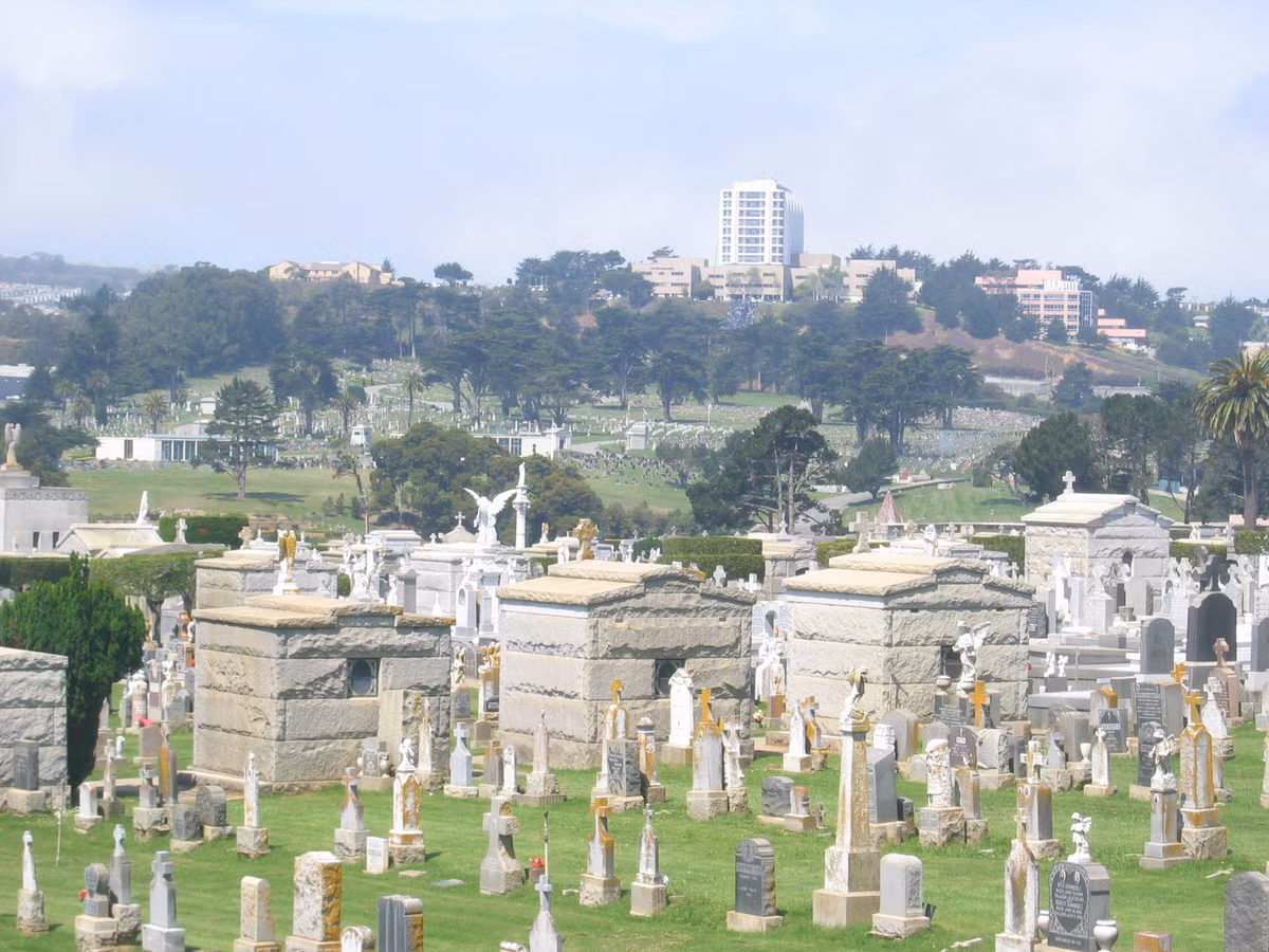 So với số người chết được chôn cất tại Colma, số người sinh sống ở thị trấn này khá khiêm tốn, chỉ khoảng 1.800 người.