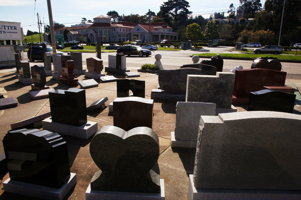 Không những vậy, chính quyền thành phố còn yêu cầu gia đình có các ngôi mộ trong nghĩa trang phải chuyển đến nơi khác. Vì vậy, hàng trăm, hàng nghìn ngôi mộ được chuyển đến Colma.