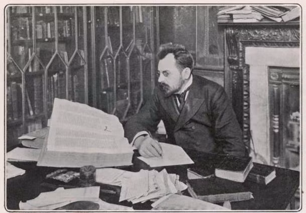 Cuốn sách bí ẩn này được đặt theo tên của Wilfrid Voynich - nhà buôn sách người Ba Lan đã mua bản thảo tại Italy năm 1912.