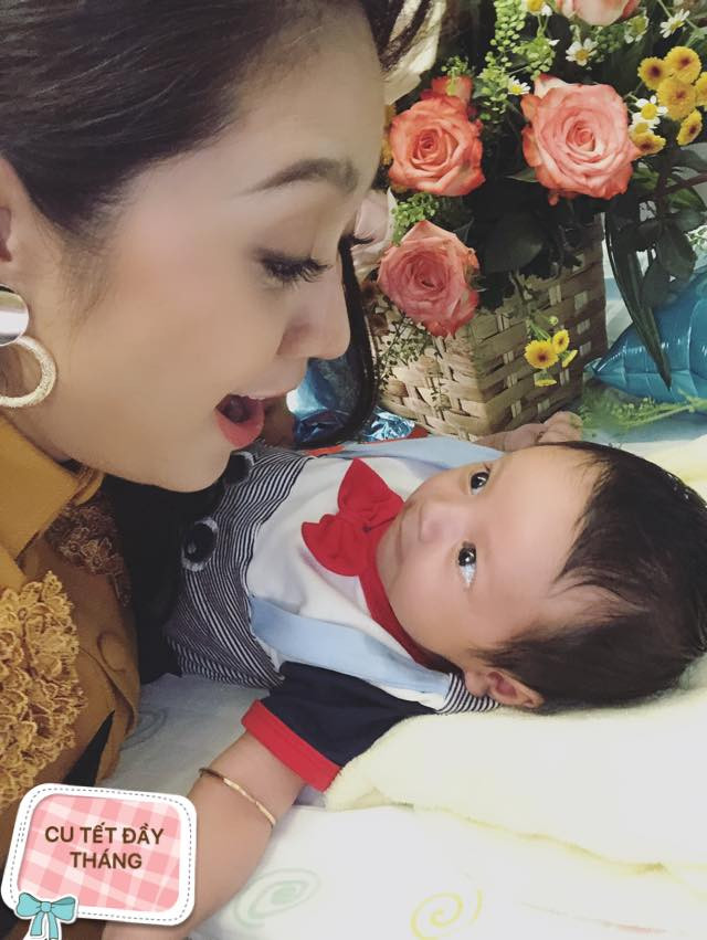 Bieu cam dang yeu cua con trai Thanh Thuy - Duc Thinh trong tiec day thang-Hinh-3