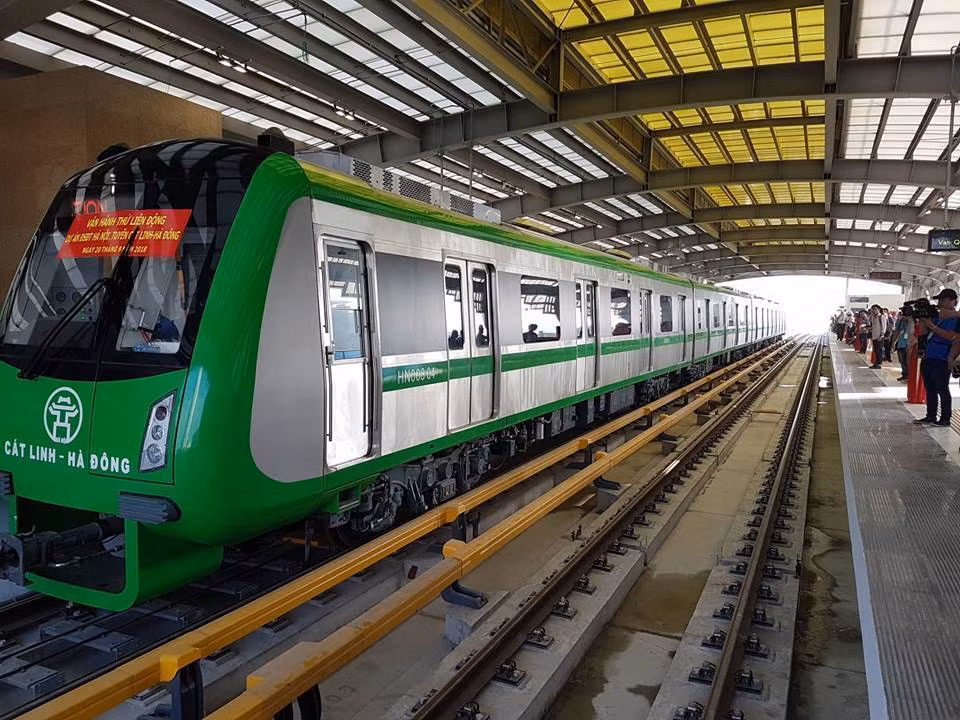 Lo gia ve duong sat tren cao Cat Linh - Ha Dong