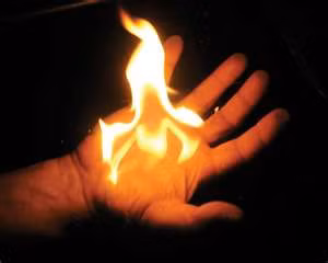 Vì vậy, Renateau cuống cuồng nhúng cả hai tay vào nước với hy vọng lửa sẽ bị dập tắt. Tuy nhiên, sau khi đưa hai bàn tay lên khỏi mặt nước thì chúng lại bùng cháy trở lại. Do vậy, Renateau vội vã kêu cứu để mọi người tới giúp. Sau cùng, một người mang tới nước thánh và đã khống chế được ngọn lửa trên hai tay của Renateau.