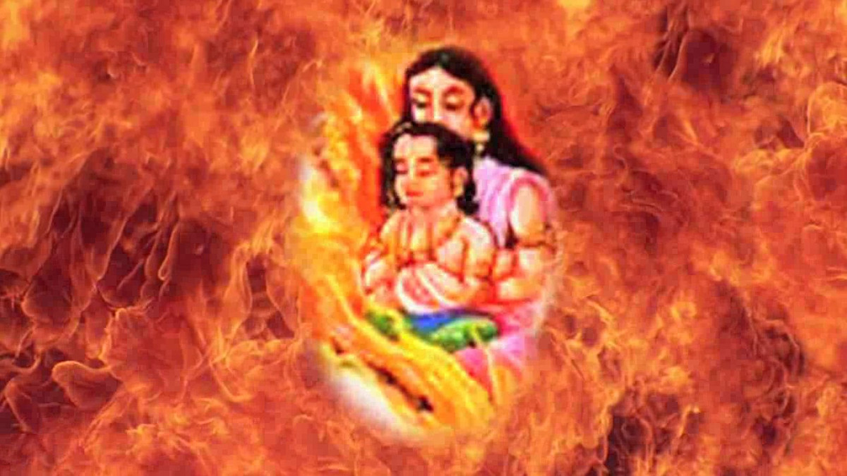 Theo kế hoạch, Prahlad được đưa tới gặp Holika. Khi ấy, Prahlada sẽ cùng Holika ngồi trong một đống lửa lớn. Holika không bị lửa thiêu nhờ khoác lên người áo choàng đặc biệt. Trong khi đó, Prahlada sẽ bị lửa thiêu chết.