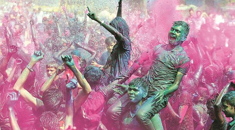 Lễ hội thường diễn ra vào ngày trăng tròn cuối cùng của tháng Phalguna, theo lịch bản địa. Năm nay, lễ hội được tổ chức vào ngày 20 - 21/3.