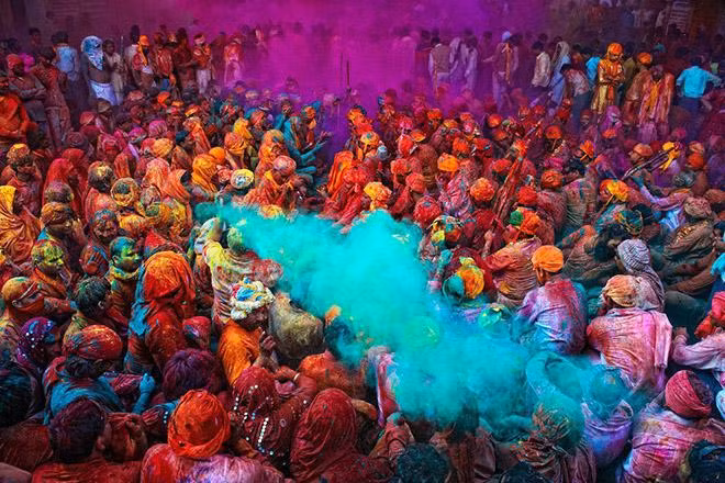 Về sau, Vishnu tiêu diệt Hiranyakashipu và Prahlad trở thành vua. Để kỷ niệm sự kiện trên, hàng năm, người dân Ấn Độ lại cùng nhau xóa nhòa nỗi ám ảnh về ma quỷ bằng việc đốt những đống lửa lớn vào đêm trước khi diễn ra lễ hội Holi. Video: Lễ hội đăng quang tại cung điện Buckingham, Anh (nguồn: VTC14)