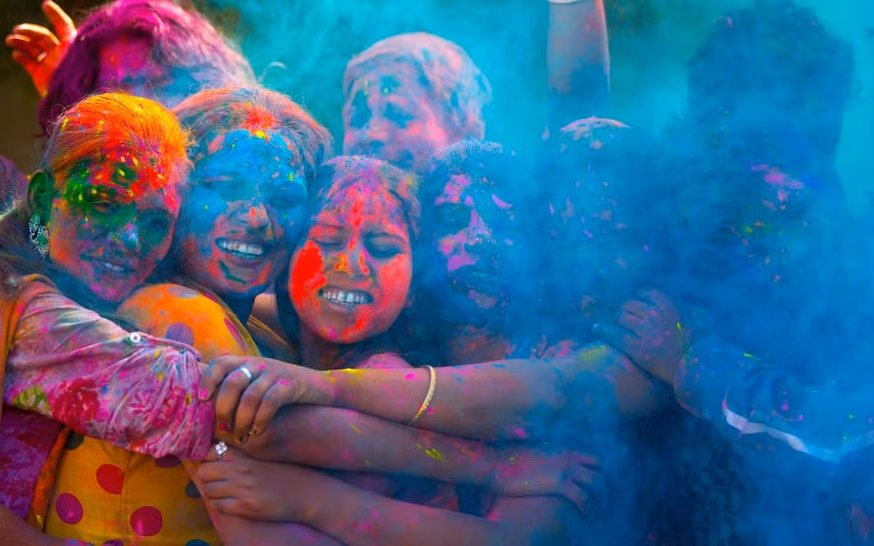Hàng năm, người Hindu ở Ấn Độ tưng bừng tổ chức lễ hội sắc màu hấp dẫn mang tên Holi. Đây là một trong những lễ hội lâu đời nhất Ấn Độ.
