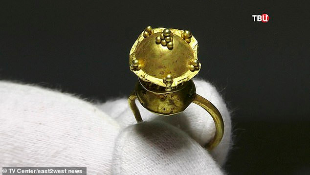 Đặc biệt, trên ngực của thi hài công chúa có hai tấm che mắt bằng vàng.