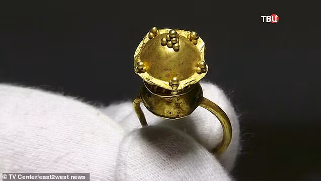 Đặc biệt, trên ngực của thi hài công chúa có hai tấm che mắt bằng vàng.