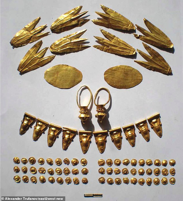 Trong số này có 140 món đồ trang sức quý giá được đặt quanh hài cốt của công chúa gồm khuyên tai, vòng cổ và đường viền trên ống tay áo.