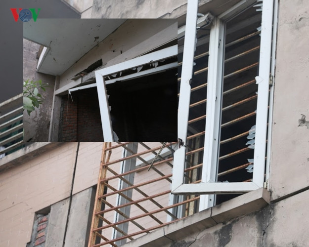 ...hay những khung cửa sổ vỡ nát.