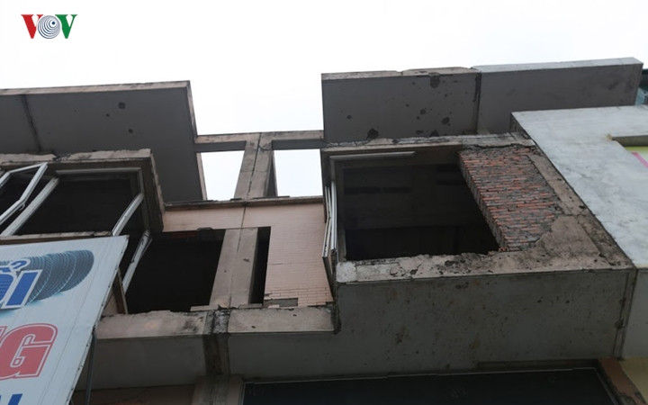 Anh Hùng là người dân sống gần đây chia sẻ: "Ngày nào tôi cũng đi qua đây, ngôi nhà này và nhiều ngôi nhà liền kề vẫn chưa được tu sửa, khiến khi nhìn vào vẫn còn thấy ám ảnh, nhiều người hay các em nhỏ qua đây luôn cảm thấy âu lo"