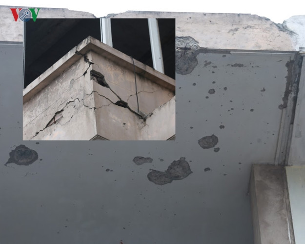 Những góc tường nứt toác, trần nhà chi chít những dấu vết của mảnh vỡ găm vào.