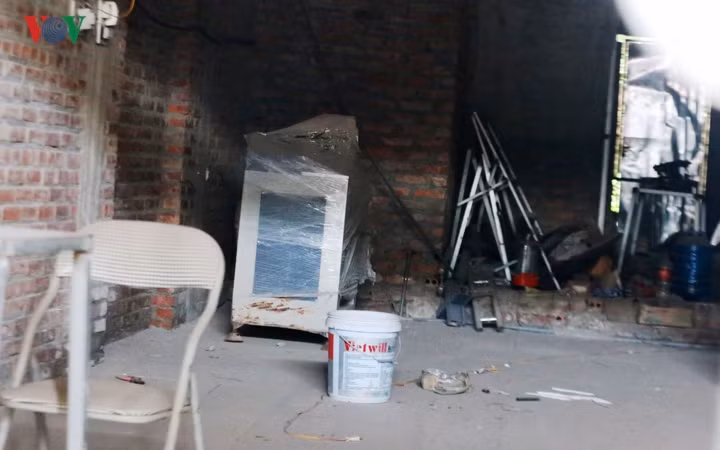 Người dân sống bên cạnh ngôi nhà này cho biết, ngôi nhà đã được 1 người thuê lại để vật liệu làm nhôm kính.