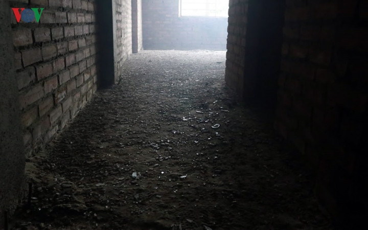Các mảnh vụn do kính vỡ vẫn còn nguyên, không có ai dọn dẹp kể từ đó đến nay.