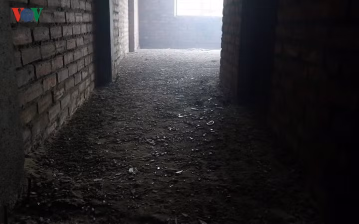 Các mảnh vụn do kính vỡ vẫn còn nguyên, không có ai dọn dẹp kể từ đó đến nay.