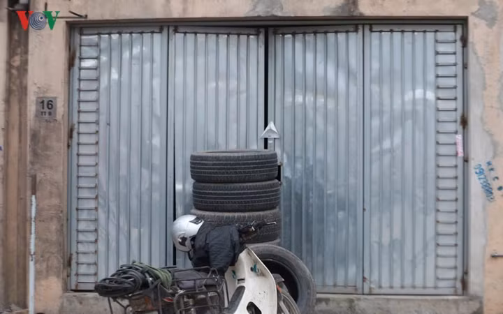 Một người làm công nhân cơ khí cạnh ngôi nhà này cho biết, từ khi xảy ra vụ nổ ở Văn Phú đến nay, những người trước đó thuê để ở đã ra đi, chưa một lần trở lại. Bên ngoài ngôi nhà, nơi hố sâu mà vụ nổ gây ra đã được đổ bê tông, san lấp bằng phẳng.