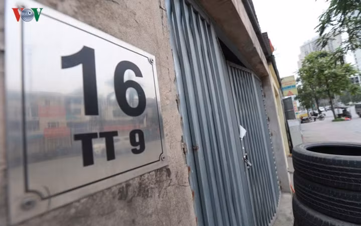 Căn nhà số 16 khu nhà TT9 do người đàn ông quê Nam Định thuê để làm kho thu mua phế liệu, cũng chính là nơi phát ra vụ nổ giờ đây vẫn khóa cổng, im lìm.