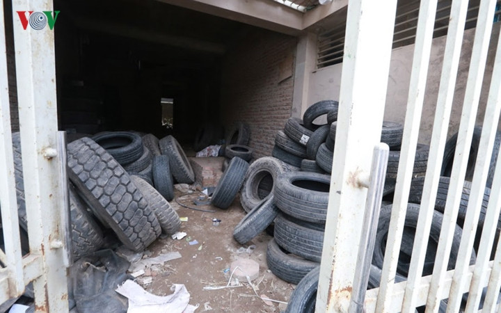 Những ngôi nhà bên cạnh cũng được tận dụng để làm khu chứa lốp xe, đồ dùng sửa chữa ô tô.