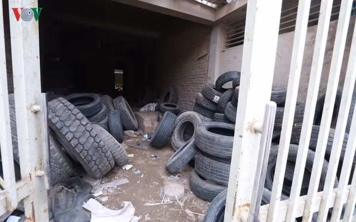 Những ngôi nhà bên cạnh cũng được tận dụng để làm khu chứa lốp xe, đồ dùng sửa chữa ô tô.