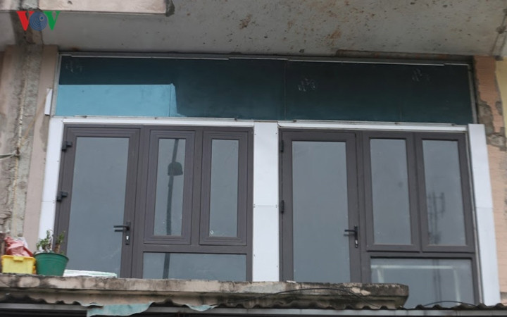 Tầng 2 được lắp cửa để đồ