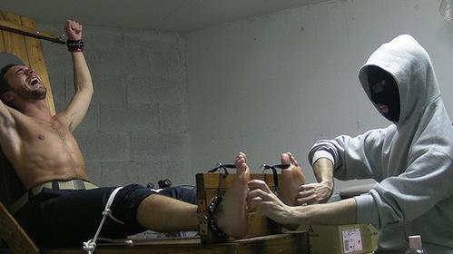 Do vậy, khi bị tra tấn theo cách này thì phạm nhân sẽ không nhịn được cười. Khi bị tra tấn theo cách này trong thời gian dài thì phạm nhân sẽ ngày càng trở nên khó thở trước khi mất mạng.