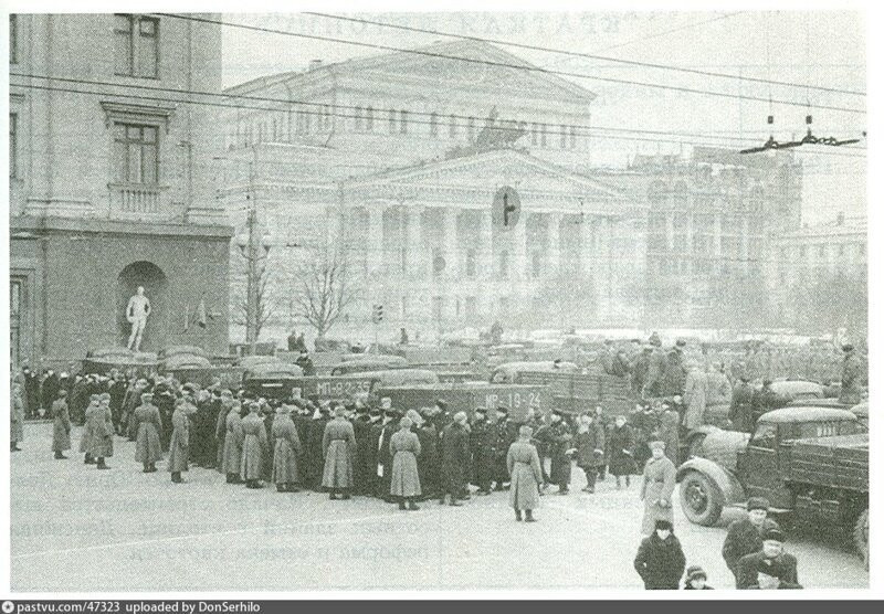 Rất đông người dân Moscow tham dự lễ tang của nhà lãnh đạo Stalin được tổ chức với những nghi lễ trang nghiêm dành cho cố Tổng tư lệnh quân đội, Nguyên soái Liên Xô. Mời quý độc giả xem video: Bảo tàng đồ cũ thời Liên Xô (nguồn: VTC14).