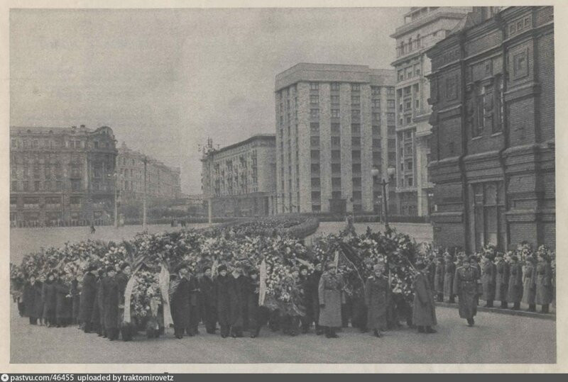 Hơn 4.000 binh sĩ Liên Xô cùng các quan chức, người dân tiễn đưa Stalin về nơi an nghỉ cuối cùng.