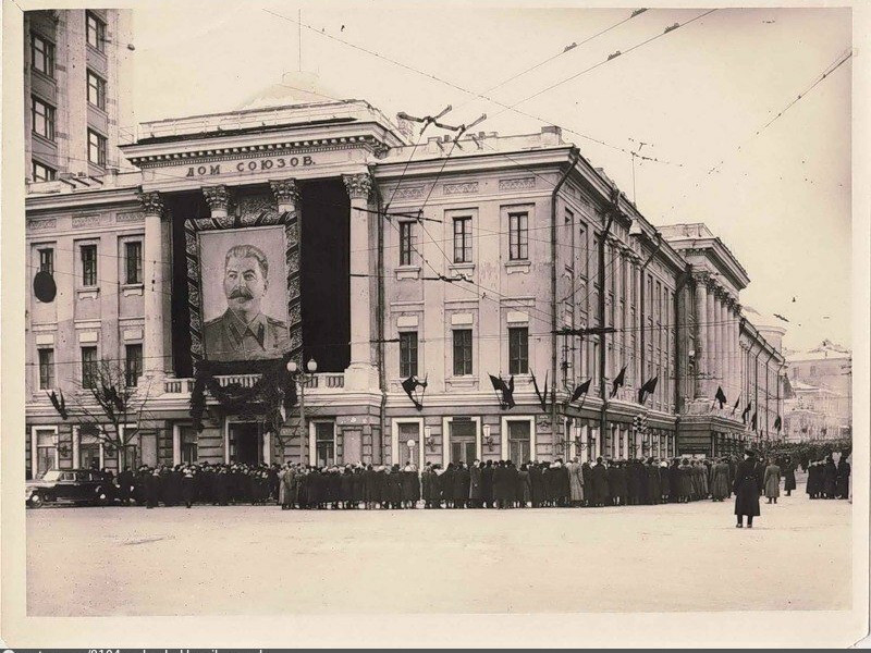 Trước sự ra đi của Satlin, quan chức chính quyền Liên Xô và thế giới cũng như người dân thể hiện sự đau buồn, tiếc thương.