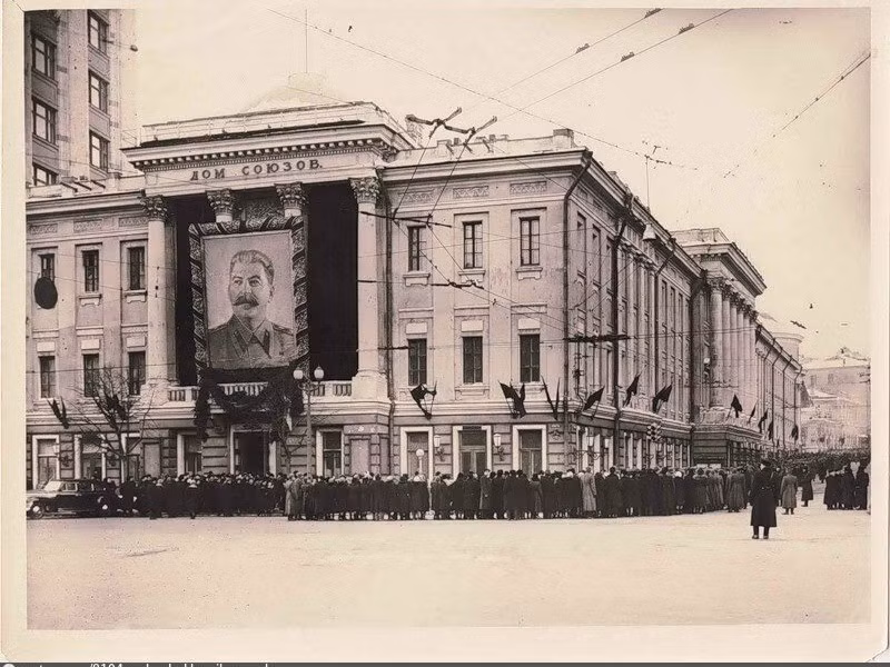 Trước sự ra đi của Satlin, quan chức chính quyền Liên Xô và thế giới cũng như người dân thể hiện sự đau buồn, tiếc thương.