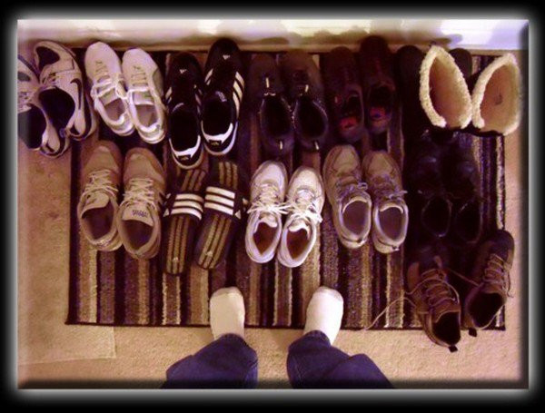 Một nghiên cứu chỉ ra đế giày của con người là nơi có nhiều vi khuẩn hơn cả nhà vệ sinh.