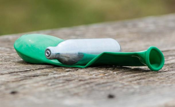 Theo một số chuyên gia, thú vui hít khí cười trở nên phổ biến là nhờ nhà hóa học Humphry Davy.