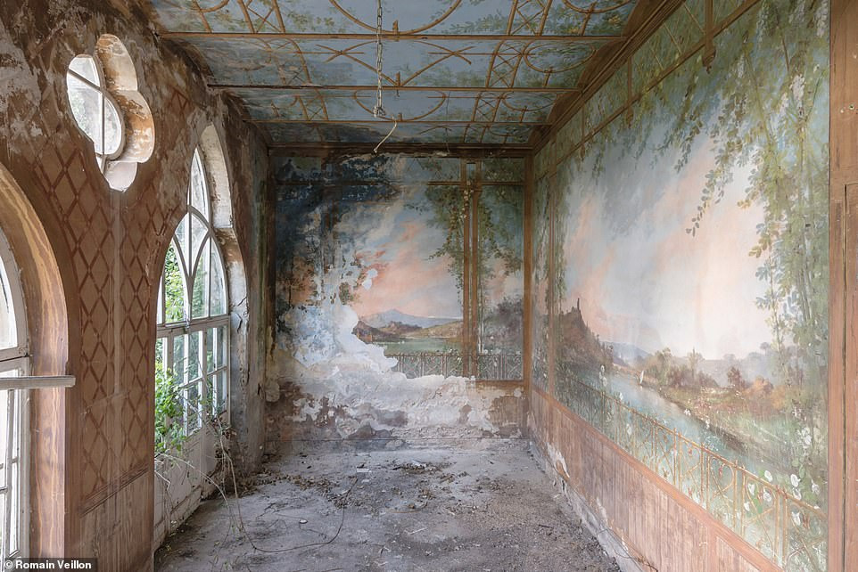 Những bức tranh tường bên trong dinh thự được người họa sĩ vẽ sống động như thật.