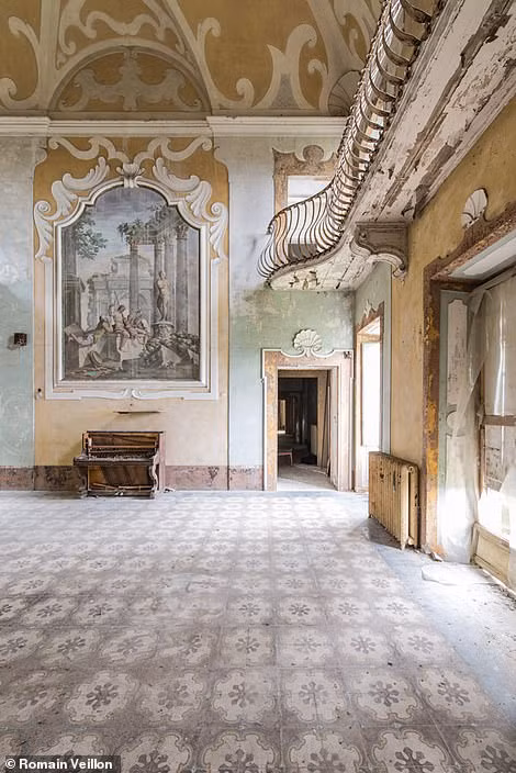 Một chiếc đàn piano nhỏ bị bỏ lại trong dinh thự.