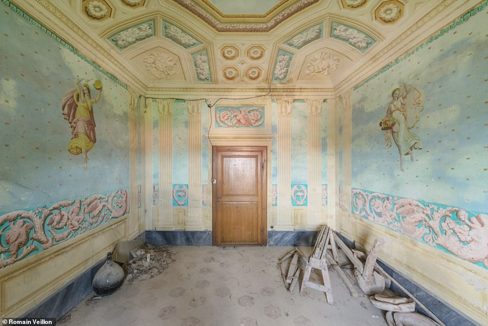 Một căn phòng trong dinh thự bỏ hoang được trang trí với những gam màu tươi sáng làm nổi bật không gian sống.