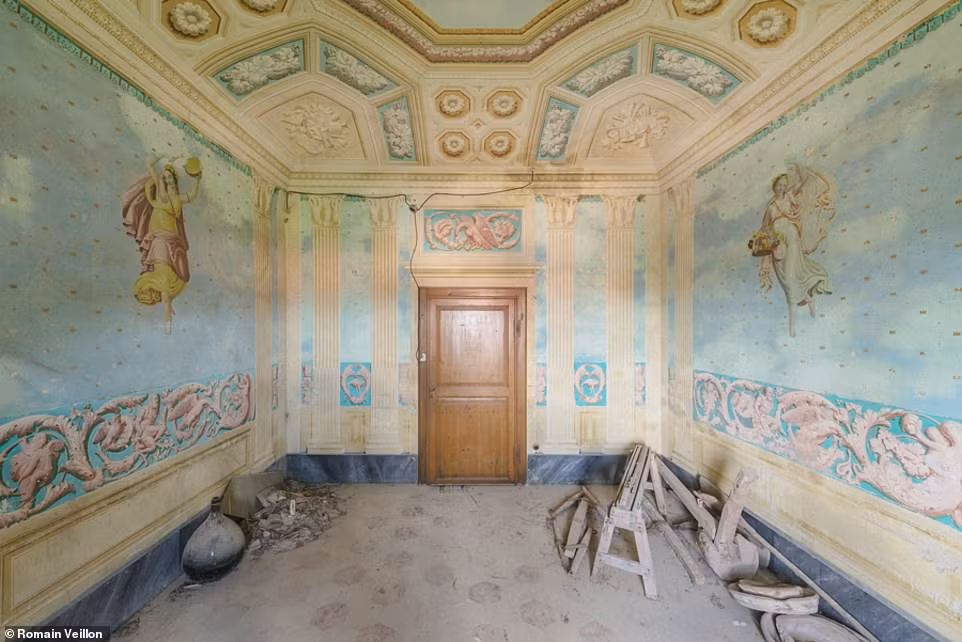 Một căn phòng trong dinh thự bỏ hoang được trang trí với những gam màu tươi sáng làm nổi bật không gian sống.