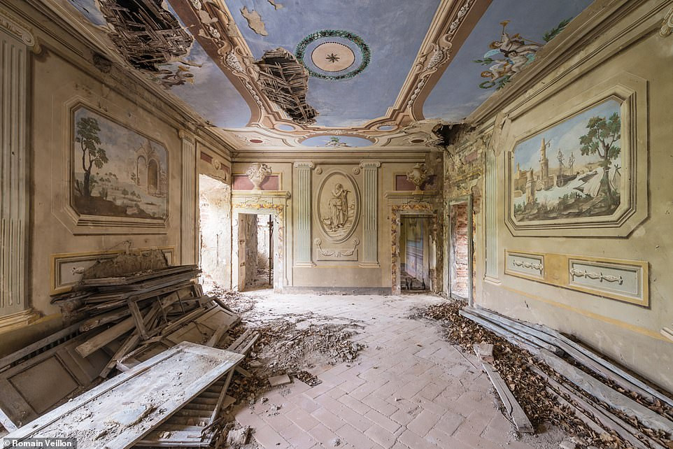 Tuy nhiên, do bị bỏ hoang nhiều năm nên nhiều bức tranh trang trí trên tường và trần nhà bị hư hại.