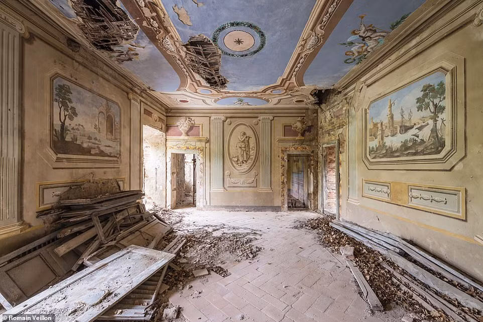 Tuy nhiên, do bị bỏ hoang nhiều năm nên nhiều bức tranh trang trí trên tường và trần nhà bị hư hại.