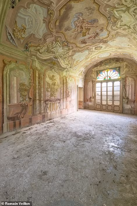 Sàn nhà trở nên ố màu, xù xì và phủ đầy bụi bẩn.