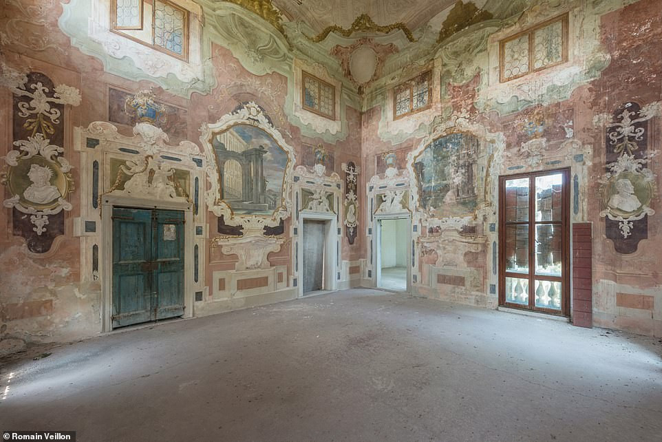 Nội thất bên trong tòa nhà có dấu hiệu xuống cấp.