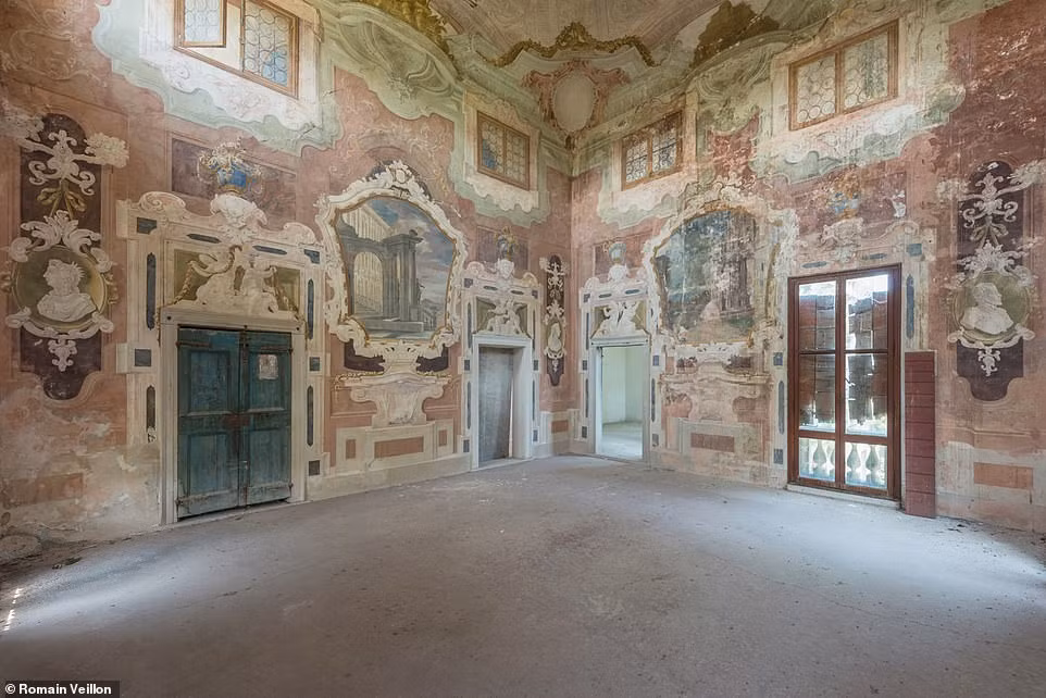 Nội thất bên trong tòa nhà có dấu hiệu xuống cấp.