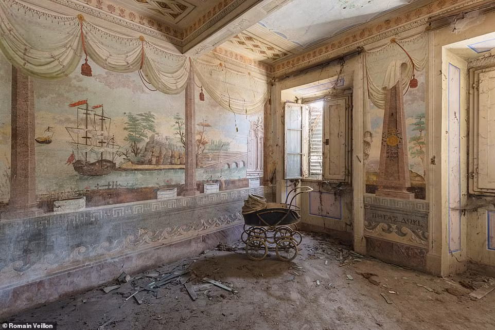 Nhiếp ảnh gia người Pháp Romain Veillon đã có dịp ghé thăm những tòa dinh thự lộng lẫy, xa hoa một thời này. Ông thực hiện bộ ảnh về những dinh thự trên sau nhiều năm bỏ hoang.