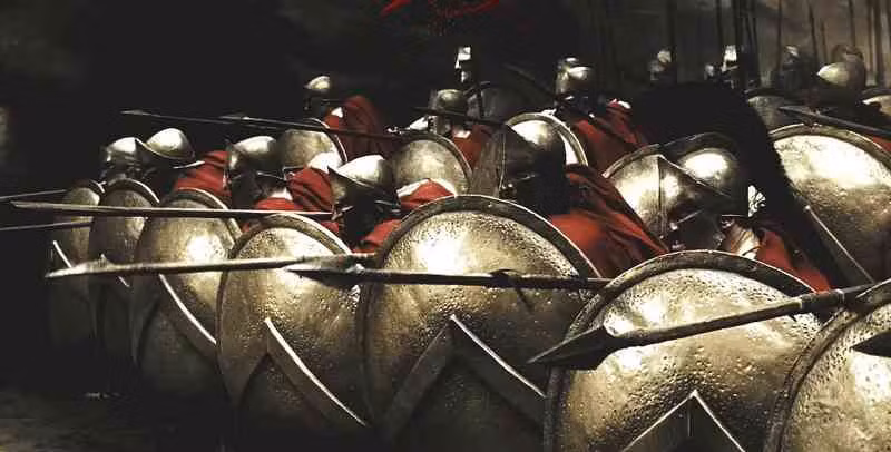 Để trở thành những người lính huyền thoại như vậy, nam giới Sparta tiếp nhận quá trình huấn luyện, giáo dục chặt chẽ và khắc nghiệt từ lúc mới chào đời.