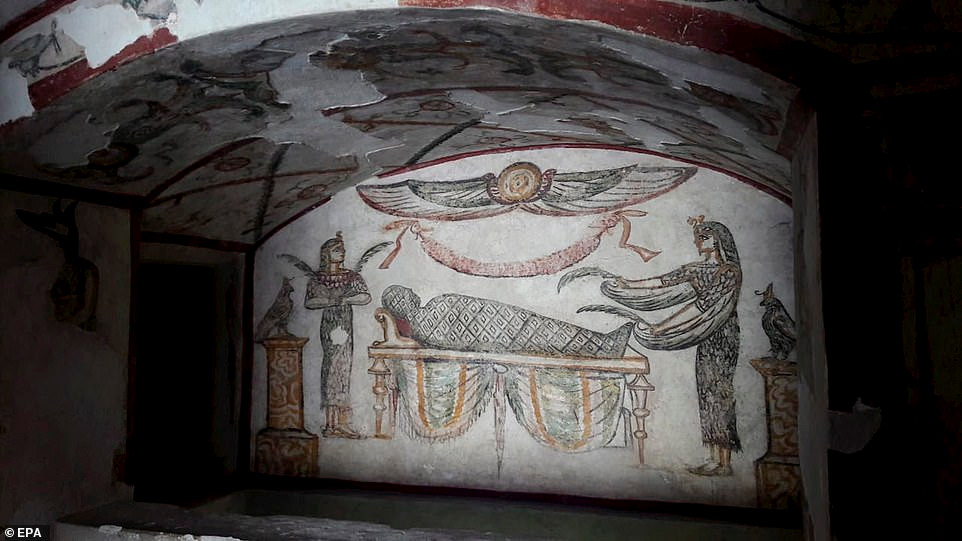 Do hầm mộ có kích thước lớn và không có biển báo, khách du lịch được khuyên nên thuê một hướng dẫn viên để có thể tham quan một cách trọn vẹn kiến trúc cổ xưa này.