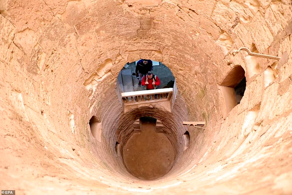 Theo các chuyên gia, hầm mộ Kom al-Shoqafa được xây dựng với kiến trúc tang lễ pha trộn với nghệ thuật Ai Cập, Hy Lạp và La Mã cổ đại.