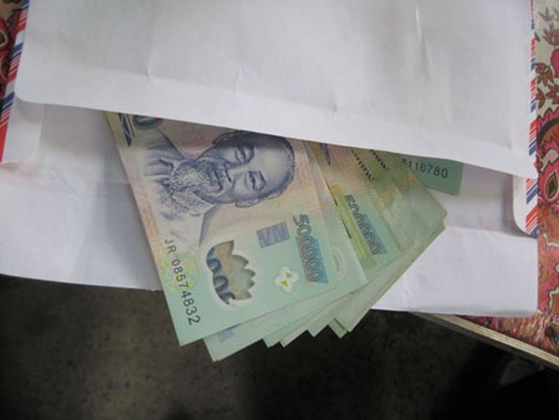 Mẹo thu phong bì của vợ chồng sếp Meo thu phong bi cua vo chong sep