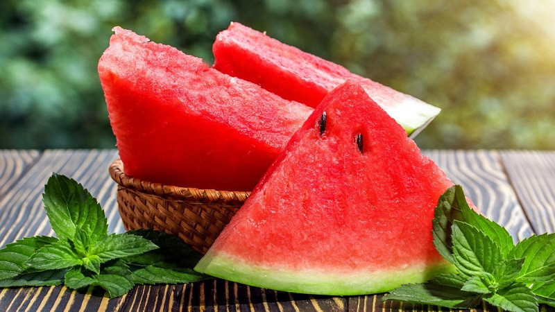 Me bau an dua hau giam om nghen, con lon nhanh nhu thoi