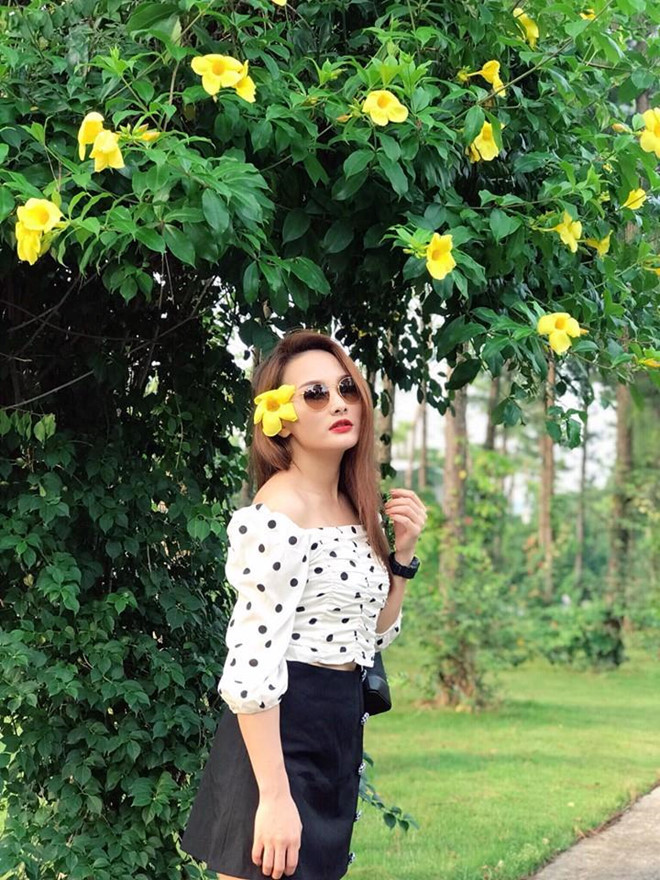 "Cuộc sống của tôi bây giờ bình dị, không bon chen, giành giật. Bao nhiêu năm qua, những người trong gia đình mình dù không muốn cũng vô tình bị lôi vào showbiz. Tôi muốn bảo vệ gia đình khỏi những thị phi không đáng có", Bảo Thanh tâm sự về cuộc sống hiện tại. Khi được hỏi về những chuyện ồn ào trong quá khứ, cô trải lòng: "Đôi khi có những thứ tự nhiên rơi vào đầu thì mình phải gánh chịu. Tôi chỉ thích cuộc sống giản dị bên gia đình".