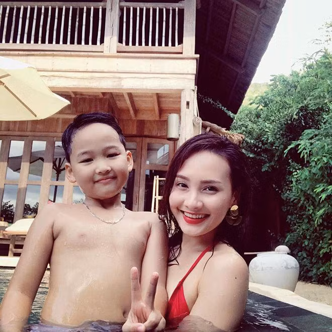 Anh Thư của Về nhà đi con tâm sự công việc bận rộn, nhưng cô luôn cố gắng sắp xếp thời gian để đưa con trai đi du lịch, gắn kết tình cảm gia đình. Cô dự định sinh thêm em bé vào năm sau.